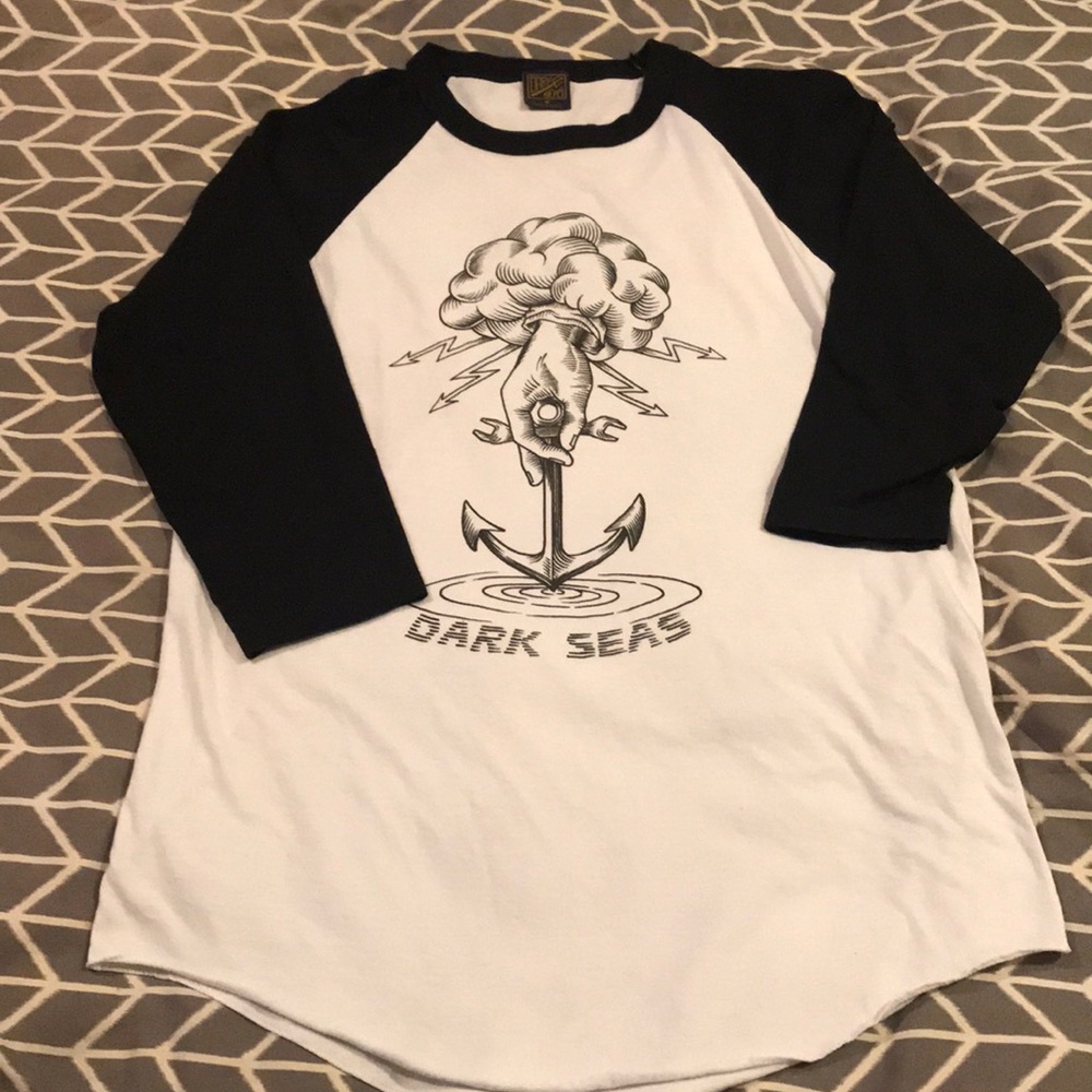 Dark seas tee